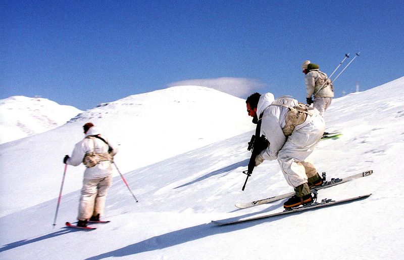 Израильские военнослужащие изподразделения альпинистов на лыжах.