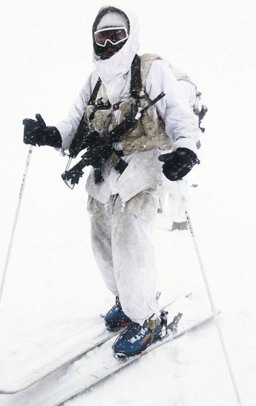 Военнослужащий ВС Израиля в полном обмундировании на лыжах, 22 января 2012 года.